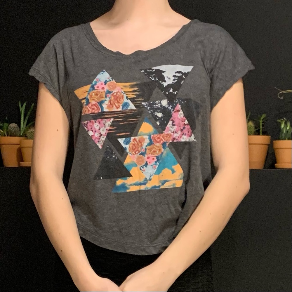 Grey Artsy T-shirt🌸🌞🐊🐚
